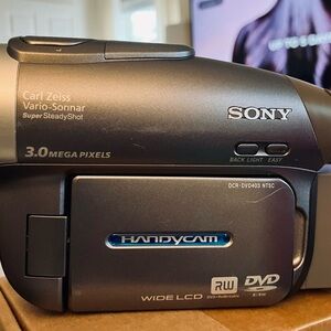 Sony DCR-DVD403 NTSC
Camcorder Bundle - Fully Functional! Complete  * * *SOLD *